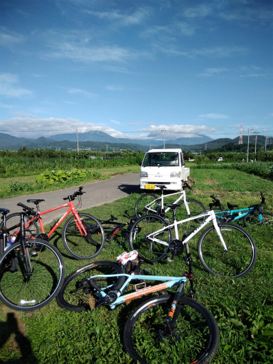 畑にとめたスポーツ自転車