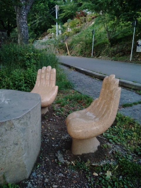 中野市東山巡り逢いの丘手のベンチ