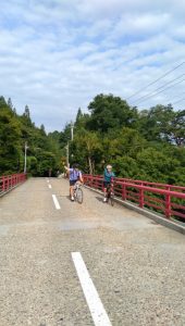 高井橋とロードバイク