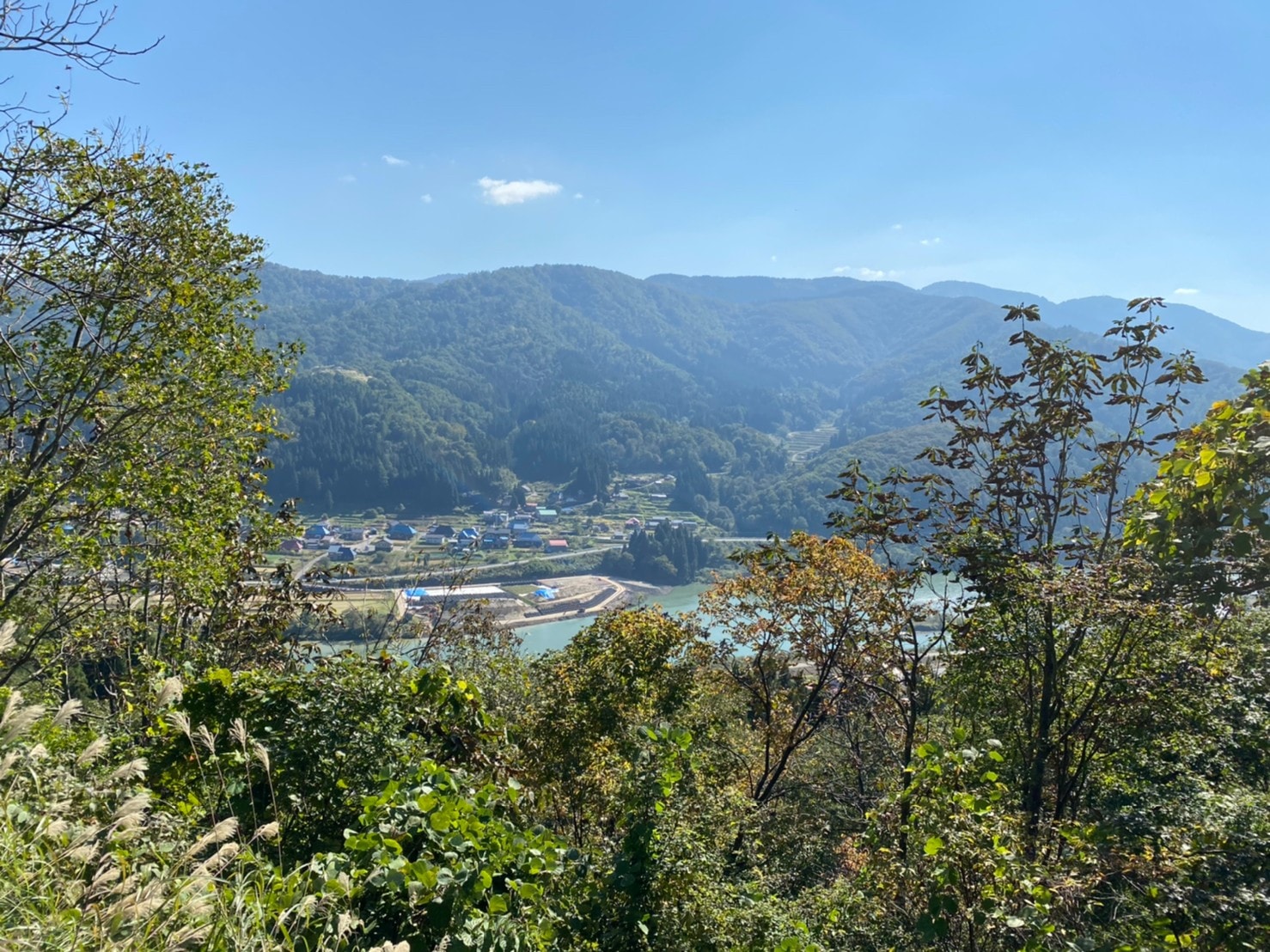 なべくら高原から千曲川へ下る道からの景色