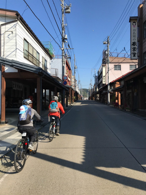 飯山仏壇通りを自転車で