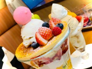 意外と近い、飯山市の人気スイーツ店のパフェ　