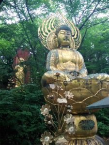森の中の仏像達。中野谷厳寺（こくごんじ）の裏。