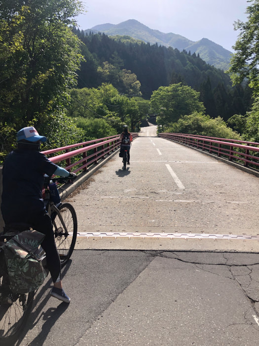 高井橋を行くイーバイク女子