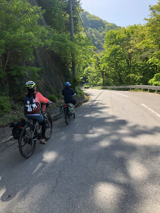 山田温泉を出発して雷滝に向かう女子