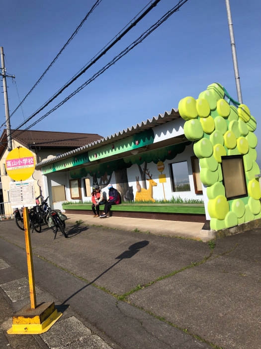 高山村かわいいバス停高山小学校