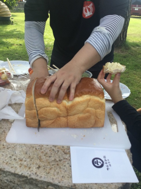 小布施の農家さんちで朝食ライド　Ohanaの食パンカット