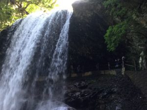 夏の人気NO1目的地、高山村雷滝　