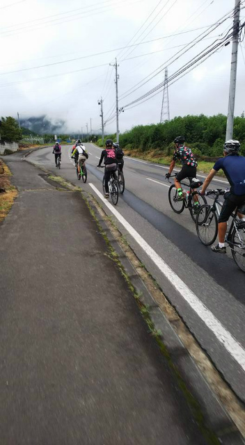 高山村蕨温泉側の道