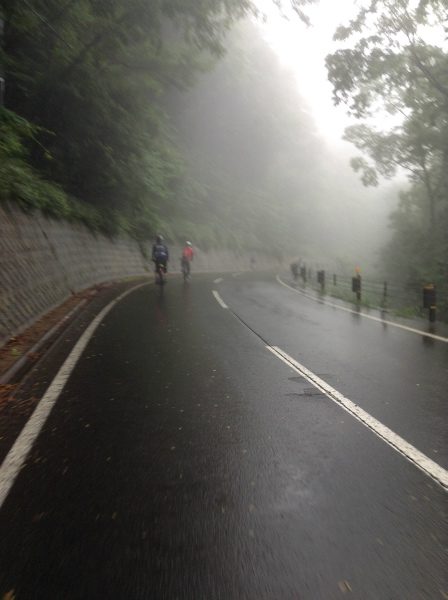 山田温泉を出発して雨に