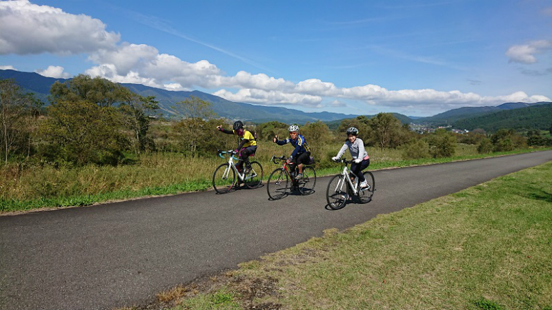 飯山巨木を巡るサイクリング　サイクリングロード3人で