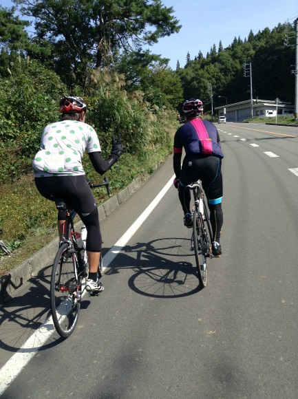 飯山巨木を巡るサイクリング　抜かしていくローディーさん