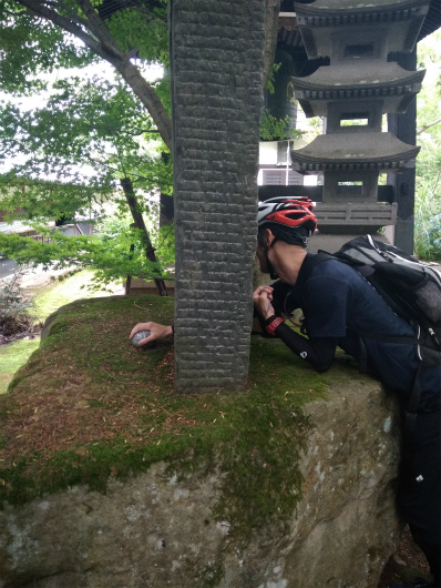 谷厳寺ウンチをつかむ図