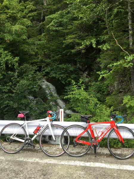 小さい滝と自転車