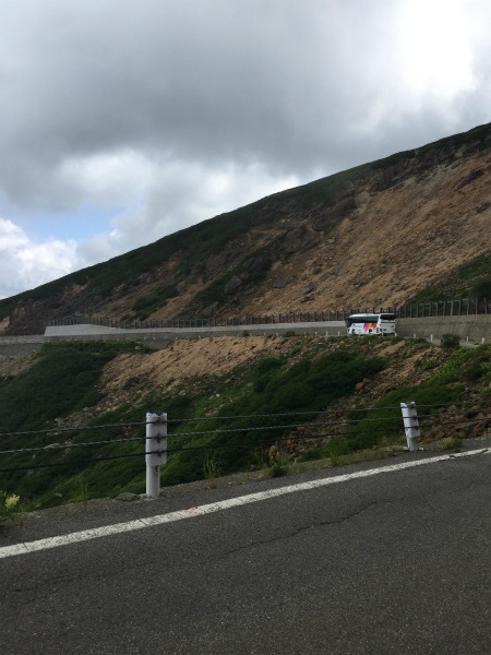 乗鞍　バスと山道