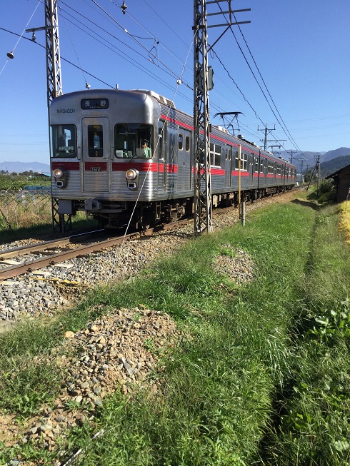 長野電鉄桜沢駅近く　電車が来た