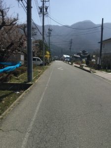 小布施岩松院せせらぎ緑道サイクリング　まっすぐいくと岩松院