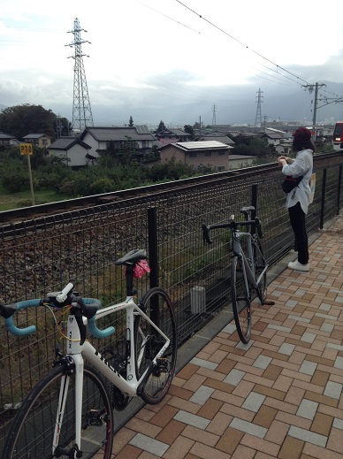 村山橋メモリアルパークとロードバイク