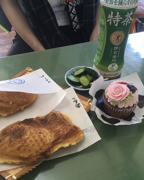 鯛焼きとカップケーキときゅうり