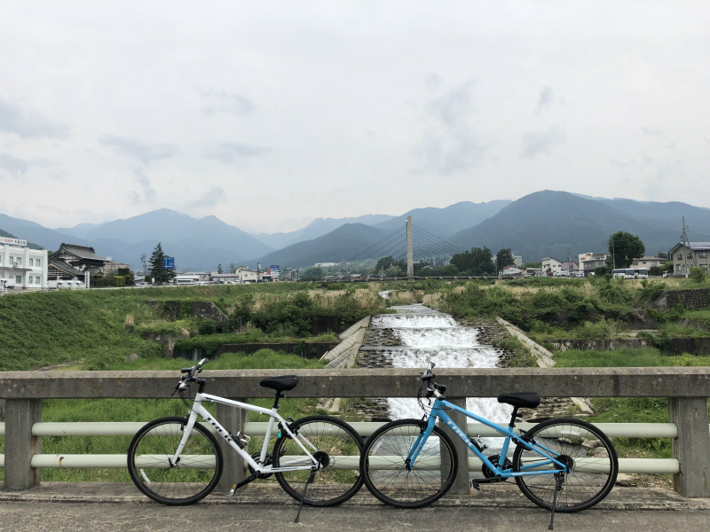 湯田中の橋で休憩