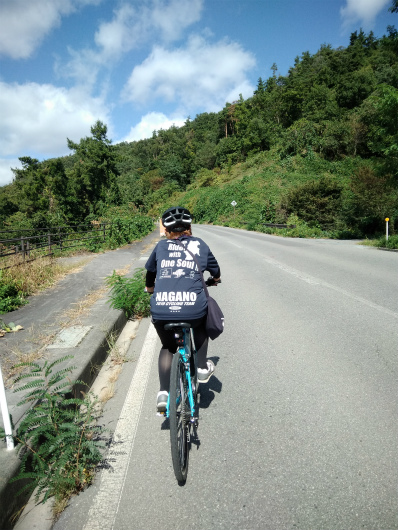 北信五岳道路を上るクロス女子